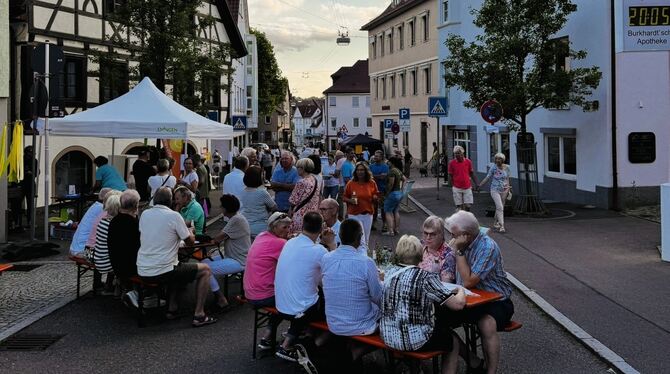 Die Straßen in der Eninger Mitte waren gut gefüllt während der »Langen Einkaufsnacht«.  FOTO: GEMEINDE