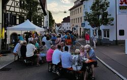 Die Straßen in der Eninger Mitte waren gut gefüllt während der »Langen Einkaufsnacht«.  FOTO: GEMEINDE