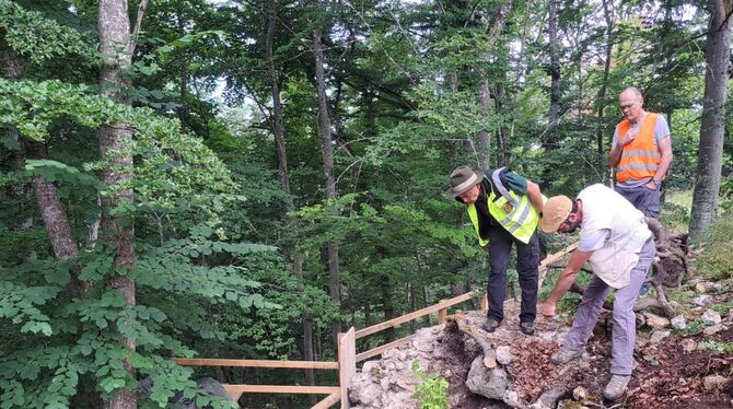 Die Arbeit an der Burg Hohengenkingen geht weiter. Die Ringmauer soll vorm Abstürzen gerettet werden.  FOTOS: BAUER