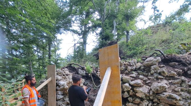 Die Holzgalerie wird Arbeitsplatz eines Steinmetzes.