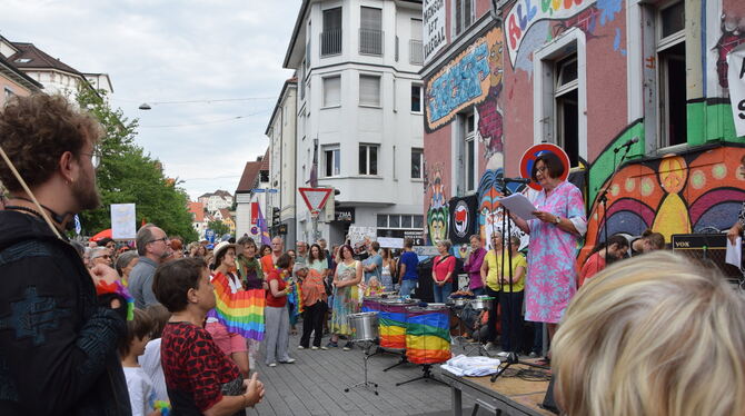 Ein breites Bündnis gegen die AfD hatte sich in Tübingen gebildet. Hier spricht Iris Hilke von den Omas gegen Rechts