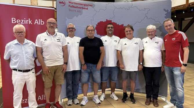 Fußball Beim Bezirksstaffeltag in Hirschau. Von links: Bezirks-Vorsitzender Josef Haug, die Staffelleiter Marco Engesser, Frank Wörn, Wo