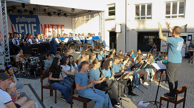 Stadtkapelle und Bläserkreis der Wilhelm-Hauff-Realschule musizierten in einer Premiere gemeinsam.