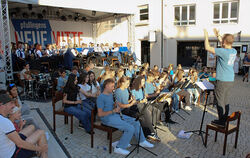 Stadtkapelle und Bläserkreis der Wilhelm-Hauff-Realschule musizierten in einer Premiere gemeinsam.