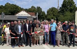 Tübinger OB Boris Palmer (hellblaues Hemd) eröffnet gemeinsam mit Anwohnern und Mitwirkenden die neue Brücke.