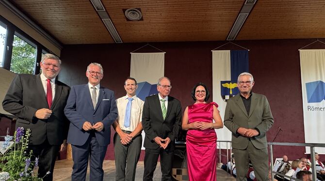 Prominente Besucher beim Festakt (von links): Landrat Dr. Ulrich Fiedler, Ex-Bürgermeister Michael Donth, Moderator Christoph Lo