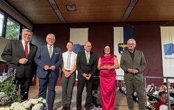 Prominente Besucher beim Festakt (von links): Landrat Dr. Ulrich Fiedler, Ex-Bürgermeister Michael Donth, Moderator Christoph Lo