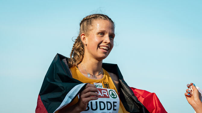 Adia Budde freut sich über ihren dritten Platz in der 3.000-Meter-Hindernis-Konkurrenz.