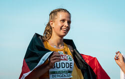 Adia Budde freut sich über ihren dritten Platz in der 3.000-Meter-Hindernis-Konkurrenz. 