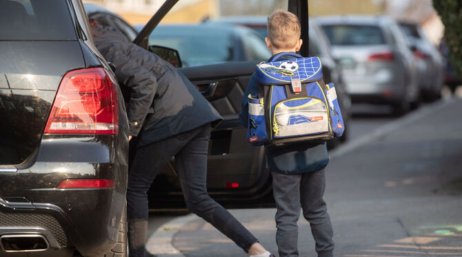 Ein Grundschüler steigt vor der Schule aus Mutters Auto aus. Trauriger Fakt aber ist, dass »Elterntaxis« den Schulweg nicht unbe