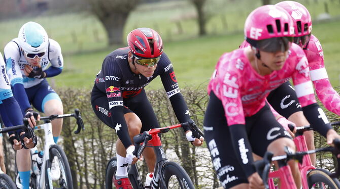 Aktion Tour-Debütant Marius Mayrhofer (Mitte) aus Dußlingen hat am Samstag bei der Bergetappe hinauf nach Luchon-Superbagneres fast 6.0