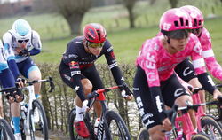 Tour-Debütant Marius Mayrhofer (Mitte) aus Dußlingen hat am Samstag bei der Bergetappe hinauf nach Luchon-Superbagneres fast 6.0