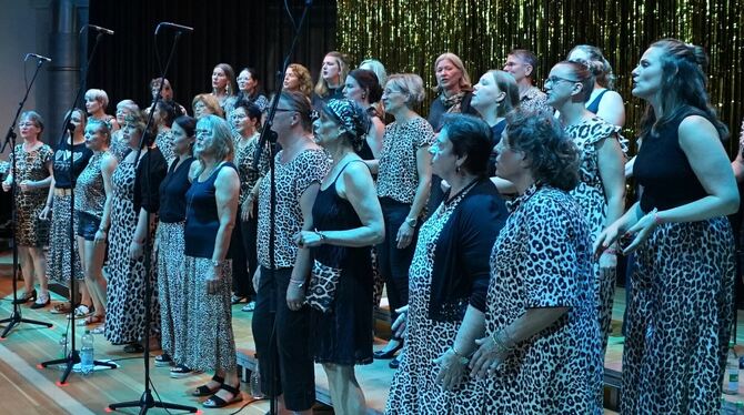 Mössinger Frauenchor begeistert beim ersten Jahreskonzert das Publikum. FOTO: STRAUB Mössinger Frauenchor begeistert beim ersten Jahreskonzert das Publikum. FOTO: STRAUB