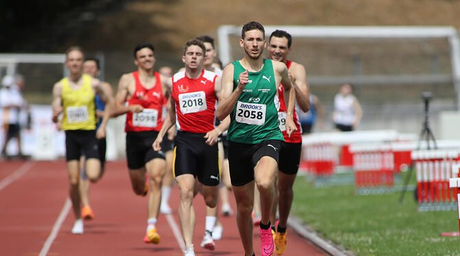 Tim Holzapfel schnappt sich den Sieg über 800 Meter.  FOTO: GÖRLITZ