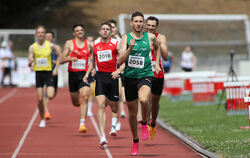 Tim Holzapfel schnappt sich den Sieg über 800 Meter.  FOTO: GÖRLITZ
