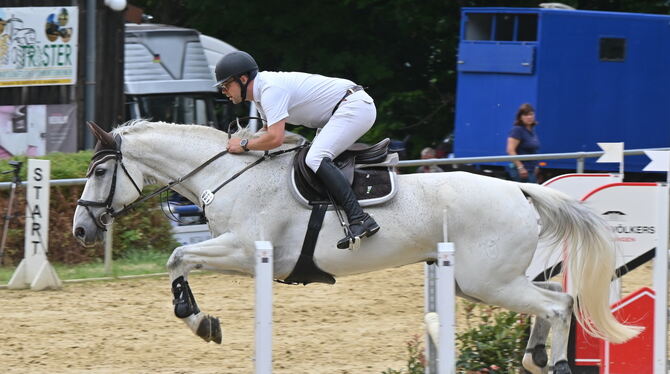 Der Trochtelfinger Fabian Paulus ist mit Cadou in beiden M-Springen im Spitzenfeld: Er wird Zweiter und Vierter. FOTO: MEYER Der Trochtelfinger Fabian Paulus ist mit Cadou in beiden M-Springen im Spitzenfeld: Er wird Zweiter und Vierter. FOTO: MEYER