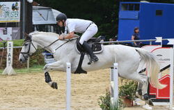 Der Trochtelfinger Fabian Paulus ist mit Cadou in beiden M-Springen im Spitzenfeld: Er wird Zweiter und Vierter.  FOTO: MEYER