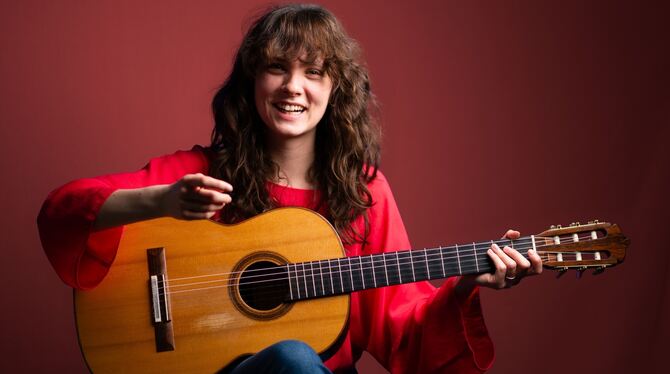 laura snowden gitarrenfestspiele nürtingen pressefoto festspiele Zum ersten Mal ist die Britin Laura Snowden beim Festival dabei. Sie zupft nicht nur, sie singt auch.
