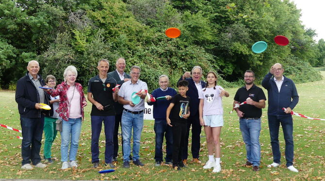 discgolf Freie Bahn für die Discgolfscheiben. Die Sportanlagen beim Dietweg sind jetzt auch mit Discgolfbahnen ausgestattet.