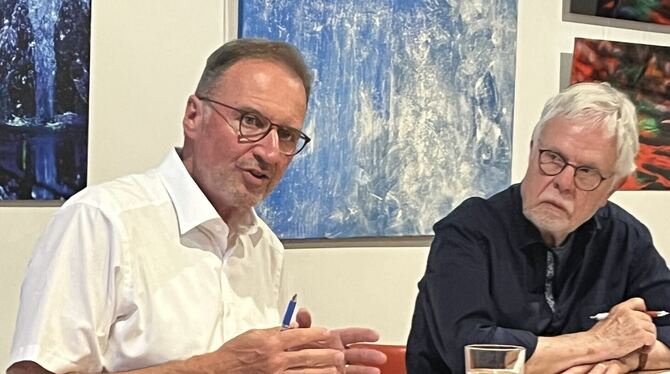 Landrat Bürokratieabbau Landrat Joachim Walter referierte im Tübinger Trafo über den Abbau von Bürokratie, rechts im Bild Moderator Eckhard Rahlenbeck.