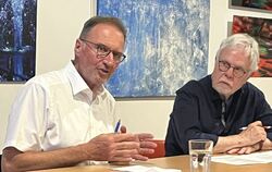 Landrat Joachim Walter referierte im Tübinger Trafo über den Abbau von Bürokratie, rechts im Bild Moderator Eckhard Rahlenbeck.