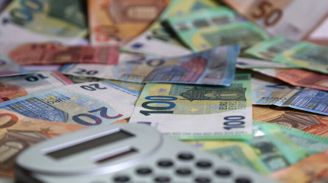 lby, bay, Regierung, Finanzen, Haushalt Ein Taschenrechner liegt auf verschiedenen Euro-Banknoten.