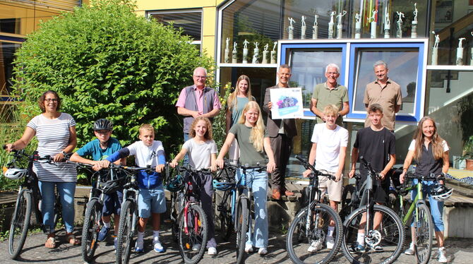 Fahrradfreundliche Schule, Schönbein-Realschule Metzingen Die Schönbein-Realschule darf für fünf Jahre den Titel »Fahrradfreundliche Schule« tragen. Obere Reihe von links: Konrad Berger