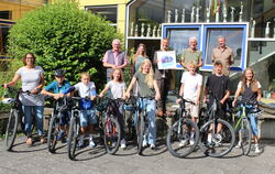 Die Schönbein-Realschule darf für fünf Jahre den Titel "Fahrradfreundliche Schule" tragen. Obere Reihe von links: Konrad Berger 