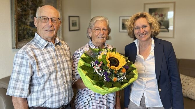 Willi und Hilde Kappler; Eiserne Hochzeit; Bürgermeisterin Angela Weisk Das Jubelpaar Willi und Hilde Kappler mit dem Blumenstrauß von der Reutlinger Bürgermeisterin Angela Weiskopf.