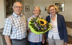 Das Jubelpaar Willi und Hilde Kappler mit dem Blumenstrauß von der Reutlinger Bürgermeisterin Angela Weiskopf.