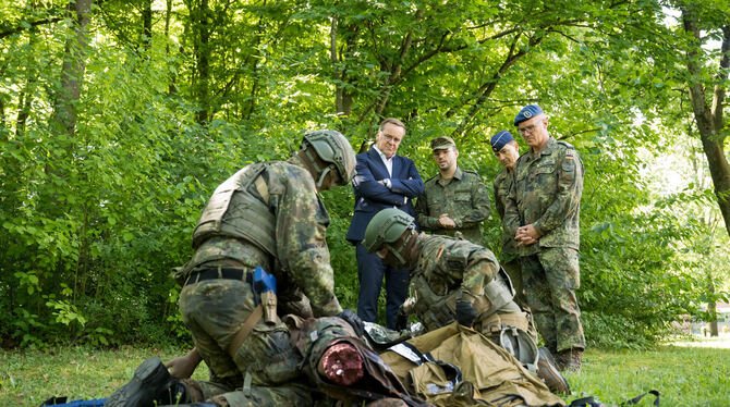lby, bay, ---, Verteidigung, Regierung Bundesverteidigungsminister Boris Pistorius (Mitte, SPD) und Generalstabsarzt Hans-Ulrich Holtherm (rechts) bei einem Besuch de