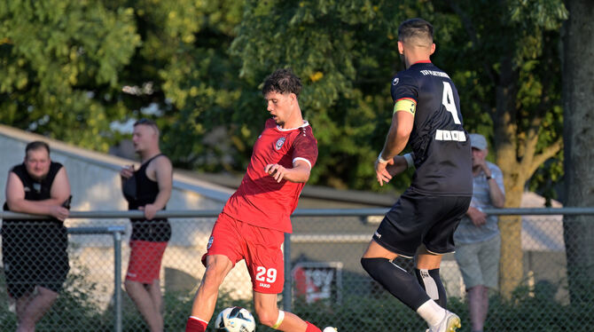 Baden-Wuerttemberg, Fussball, Maenner, OL, Oberliga, Saison 2025/26, Testspiel, Vorbereitungsspiel, wfv Kämpft noch mit Anlaufschwierigkeiten beim SSV Reutlingen: Oskar Prokopchuk (links).