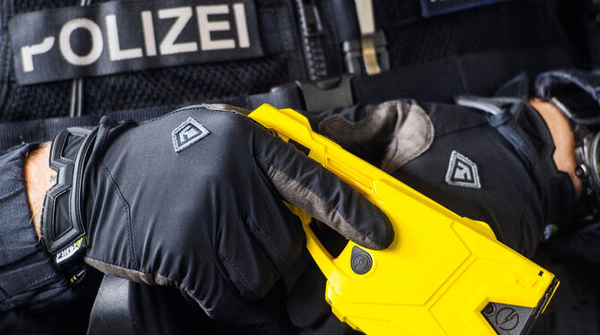 lhe, hes, Waffen, Polizei, Bundesregierung Ein Polizeibeamter hält einen sogenannten Taser. Die Bundespolizei soll künftig flächendeckend die neue Waffe einsetzen dürfen.