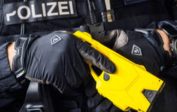 Ein Polizeibeamter hält einen sogenannten Taser. Die Bundespolizei soll künftig flächendeckend die neue Waffe einsetzen dürfen. 