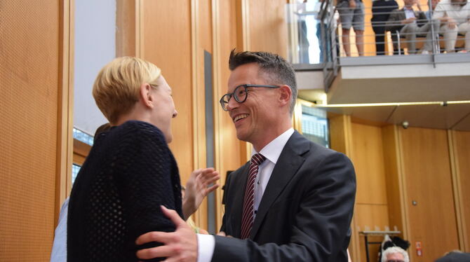Die unterlegen Kandidatin war die erste Gratulantin: Dr. Daniela Hüttig gratulierte dem neuen Landrat, Dr. Hendrik Bednarz