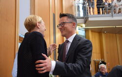 Die unterlegen Kandidatin war die erste Gratulantin: Dr. Daniela Hüttig gratulierte dem neuen Landrat, Dr. Hendrik Bednarz