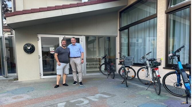 Der Vorstand Matthias Gaiser und der geistige Leiter des CVJM-Zentrums Walddorfhäslach Heinz-Michael Souchon (von links) freuen