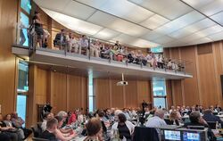 Vollbesetzt waren die Reihen bei der Sitzung des Kreistags, in der ein neuer Landrat gewählt wurde. Auch dieses große Interesse 