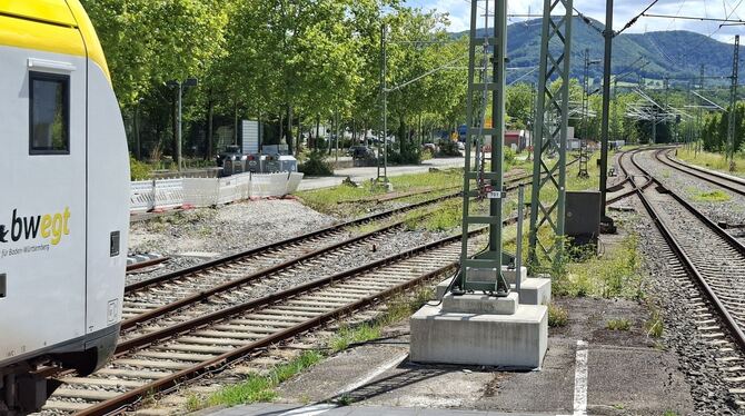 Ein Zug der Ermstalbahn im Bahnhof Metzingen. Links vor ihm eine Schienenlücke, in der in Kürze eine Weiche das neue Gleis 4 mit
