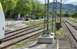 Ein Zug der Ermstalbahn im Bahnhof Metzingen. Links vor ihm eine Schienenlücke, in der in Kürze eine Weiche das neue Gleis 4 mit