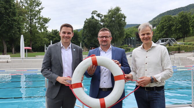 Freibad, Karte, Freibadkarte, Interkommunal, Zusammenarbeit, Fachkräftemangel, Fachkräfte, Saisonkarte, Schönbergbad Freuen sich auf den Start des Pilotprojekts Anfang August: Eningens Bürgermeister Eric Sindek (von links) , Pfullingens Bürgerme