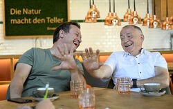 Pinzette oder nicht? Zwei Sterneköche und der Handvergleich. Simon Tress und Gerd Windhösel haben wieder einen Stern im Guide Mi