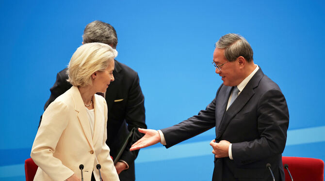 China, Peking, Europa, Europäische Kommission, Europäische Union, China Regierung, Ursula Von Der Leyen, Diplomatie, Außenhandel Der chinesische Ministerpräsident Li Qiang neben der Präsidentin der Europäischen Kommission, Ursula von der Leyen, am Ende d