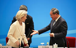  Der chinesische Ministerpräsident Li Qiang   neben der Präsidentin der Europäischen Kommission, Ursula von der Leyen, am Ende d