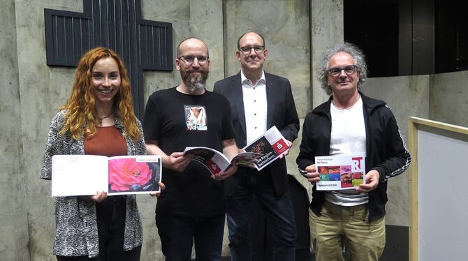 Im Bühnenbild des Tonne-Sommertheaters »Der Name der Rose« (von links): Die neue Tonne-Dramaturgin Nikita Nagel, Dramaturg Miche