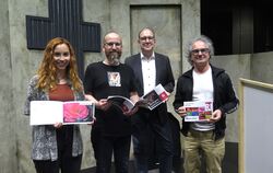 Im Bühnenbild des Tonne-Sommertheaters "Der Name der Rose" (von links): Die neue Tonne-Dramaturgin Nikita Nagel, Dramaturg Miche