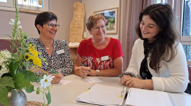 Susanne Windhösel (links) und Doris Stoll (Mitte) sind ehrenamtliche Hospizbegleiter. Sie besprechen sich mit Lea Geiselhart vom