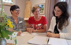 Susanne Windhösel (links) und Doris Stoll (Mitte) sind ehrenamtliche Hospizbegleiter. Sie besprechen sich mit Lea Geiselhart vom