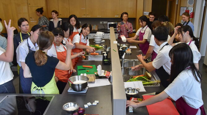 Begegnung mit der schwäbischen Küche: Taiwanische Jugendliche beim Kochen mit Quenstedt-Schülern. FOTO: MEYER