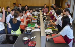 Begegnung mit der schwäbischen Küche: Taiwanische Jugendliche beim Kochen mit Quenstedt-Schülern. FOTO: MEYER
